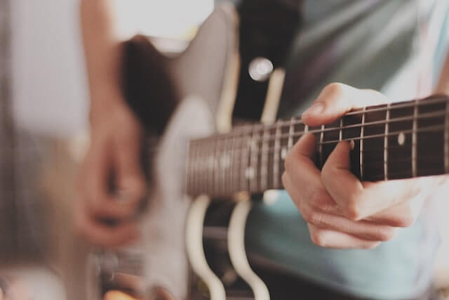 ギターを弾いている手元が写った写真画像