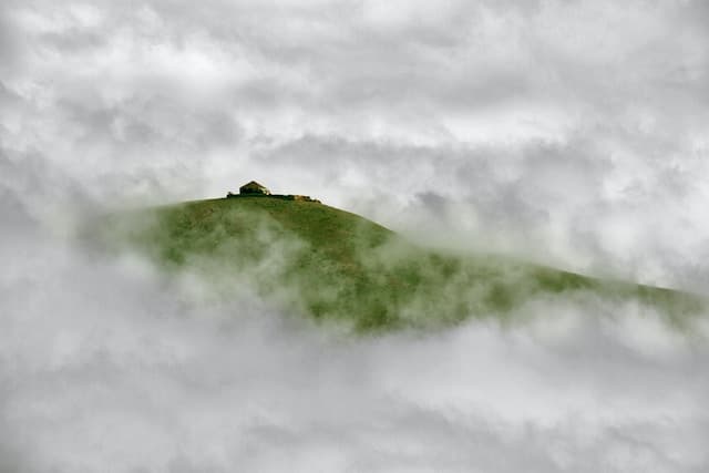 雲海の中に突出する丘