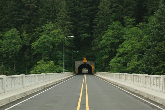 山間のトンネル画像