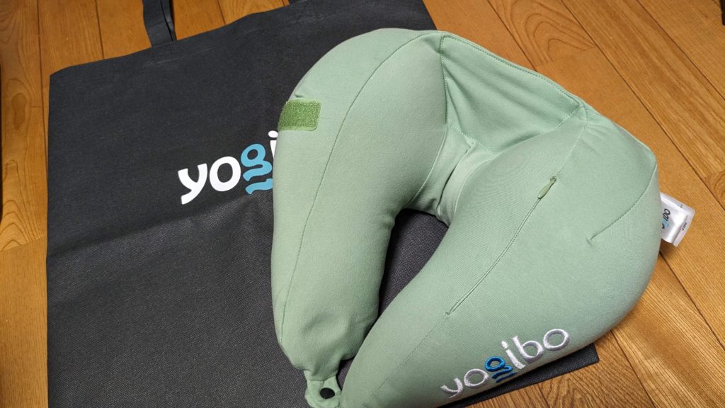 「Yogibo Neck Pillow X Logo」とショッピングバッグの写真画像