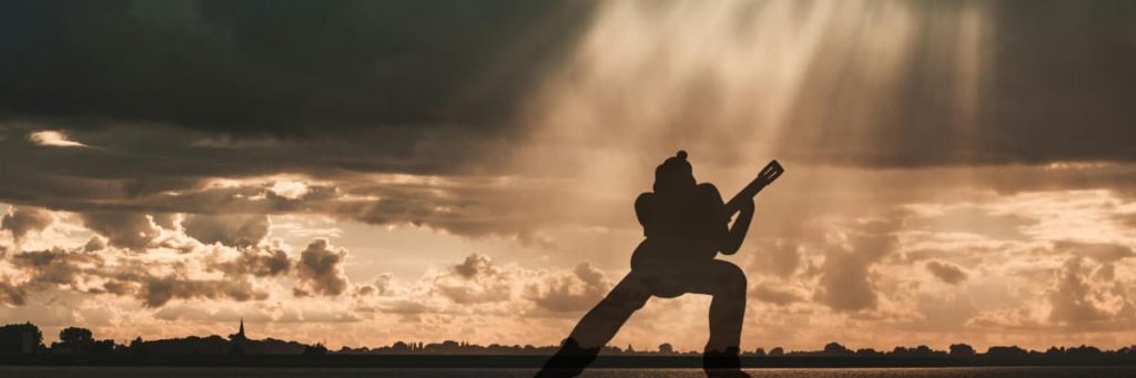 ギターを弾いている人のシルエット