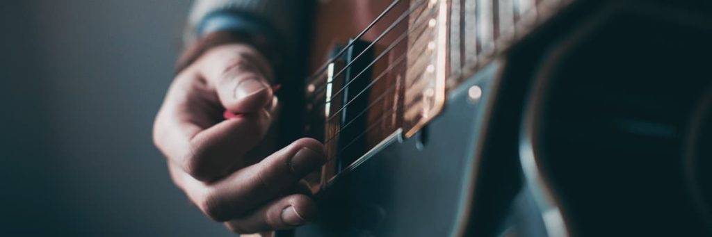 エレキギターを弾くピックを持つ右手